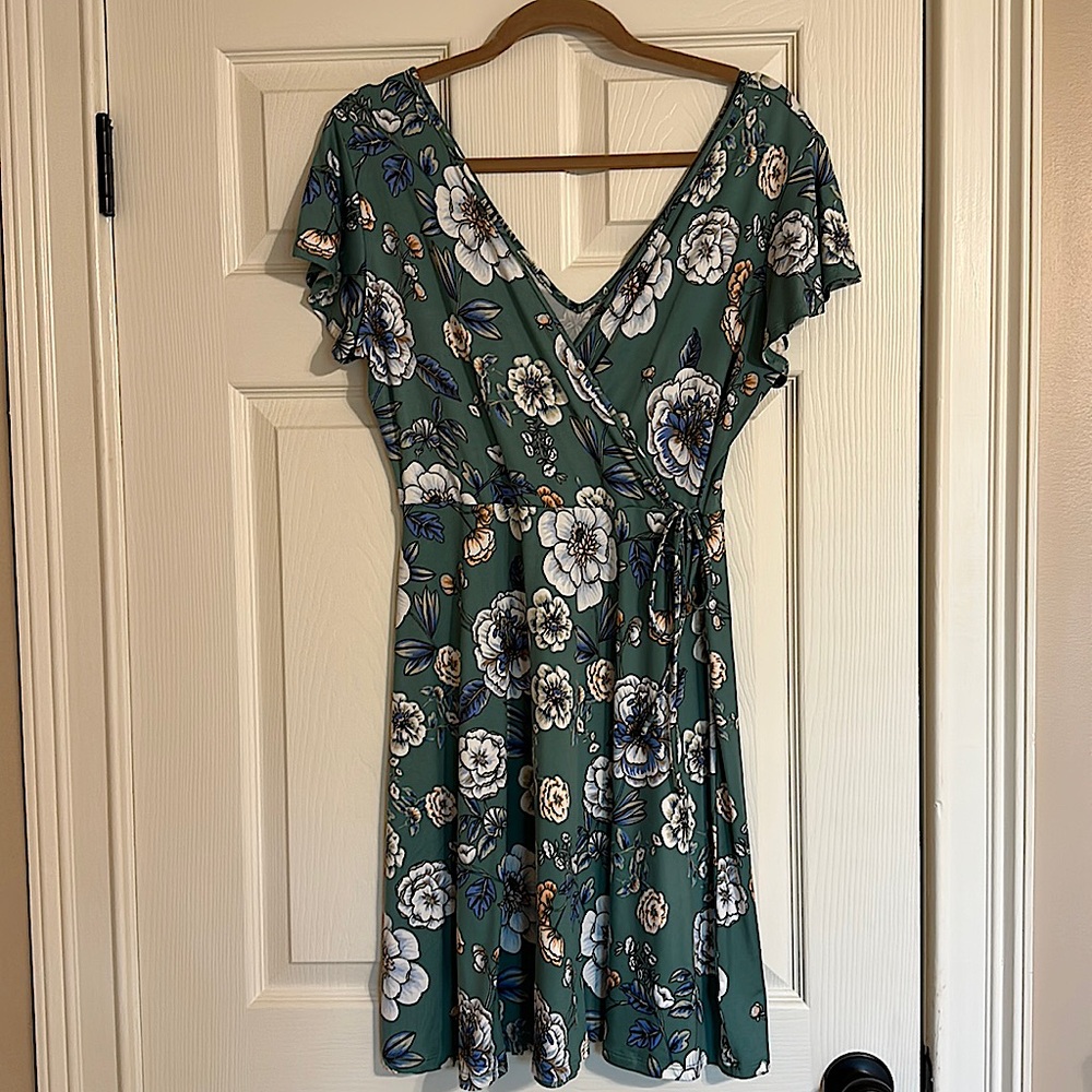 Very pretty floral dress from Stitch Fix. No tags however, never worn.